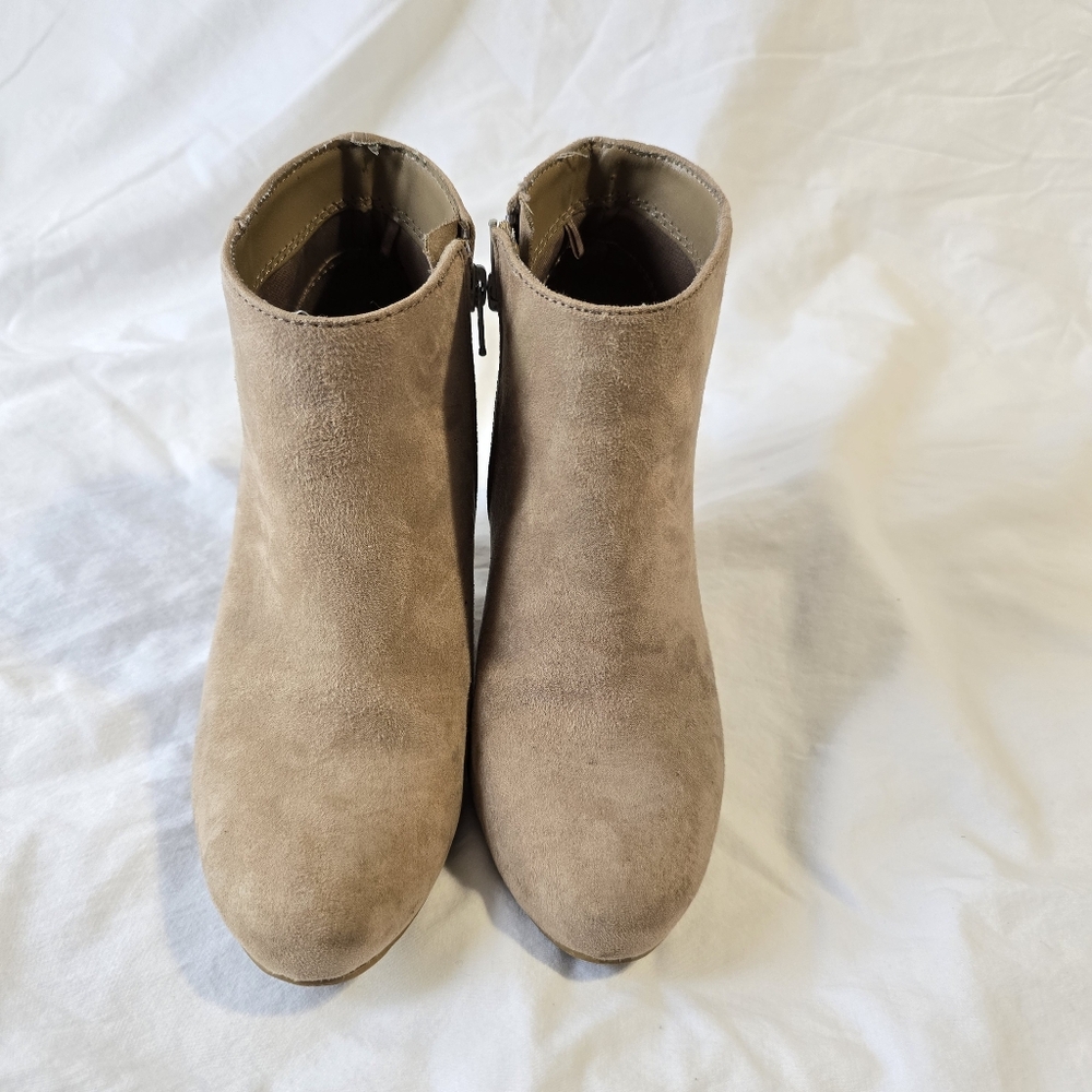 Express Vintage. Ankle Booties. Beige. Size 6. Low heel